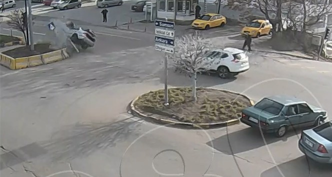 Cipe çarpan otomobilin takla attığı kaza anı kamerada