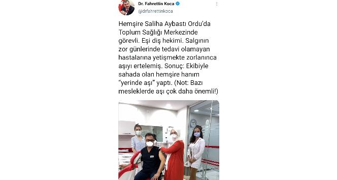 Saliha hemşire, yoğun çalışan eşinin yanına giderek, aşısını yaptı