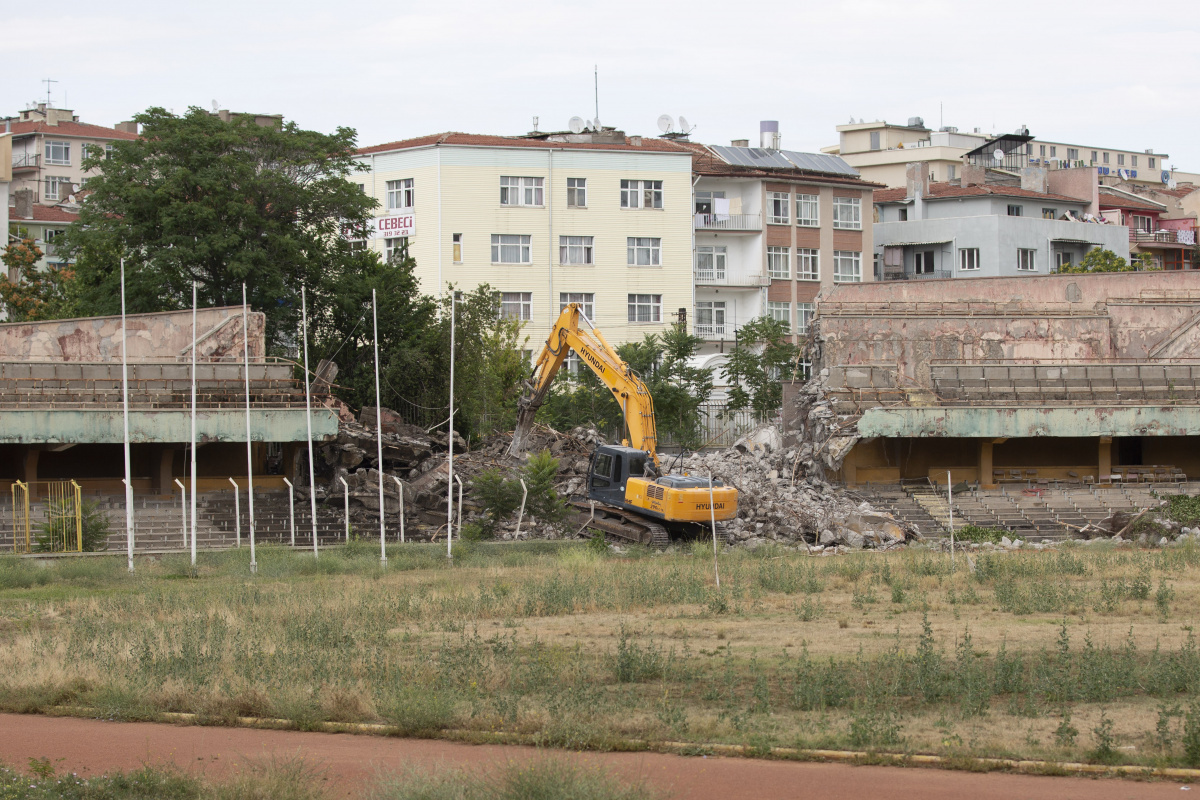 Cebeci İnönü Stadyumu’nun yıkımına başlandı