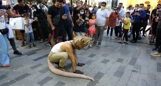 (ÖZEL) Taksim’de Amerikalı sokak sanatçısına yoğun ilgi