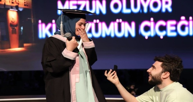 Aksaray’da mezuniyet töreninde evlilik teklifi sürprizi