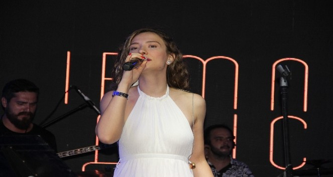 Irmak Arıcı sevenleriyle buluştu