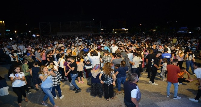 Kırşehir’de, Cacabey Meydanı Gülşen Kutlu konseri ile doldu