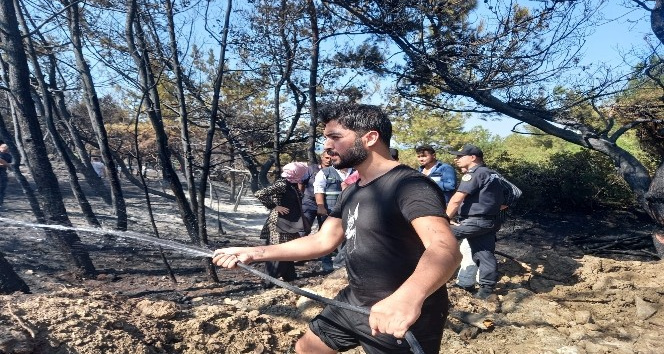 Ünlü şarkıcı Bozcaada’daki yangın söndürme çalışmalarına katıldı