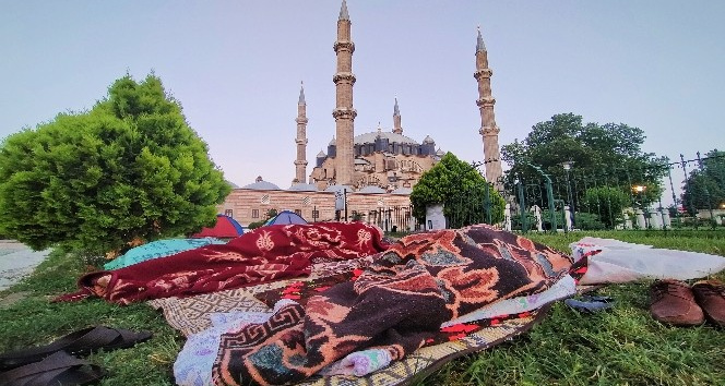 (DRONE) Otellerde yer bulamayan güreş sevdalıları, meydanlarda çadırlarda uyudu