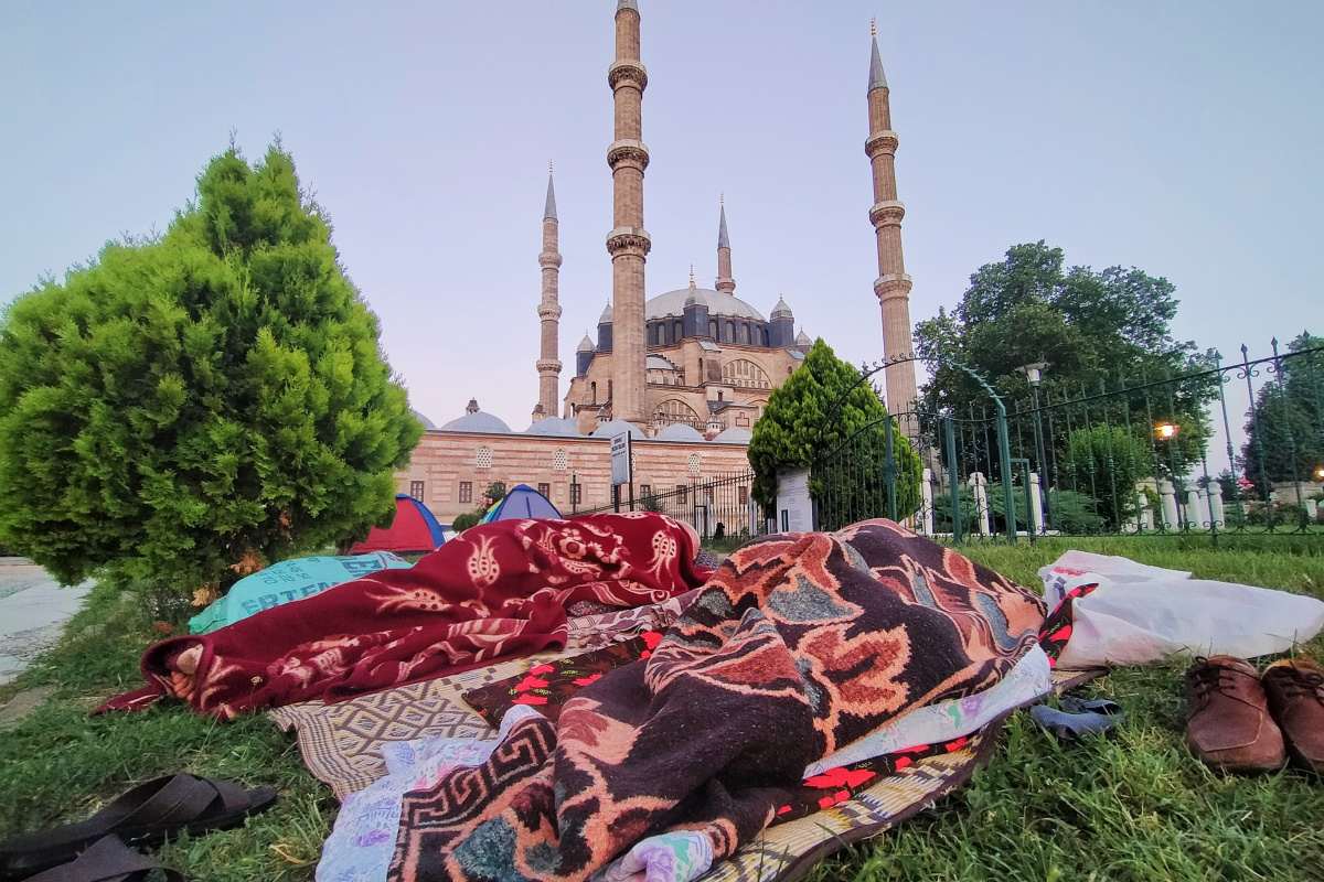 Otellerde yer bulamayan güreş sevdalıları, meydanlarda çadırlarda uyudu