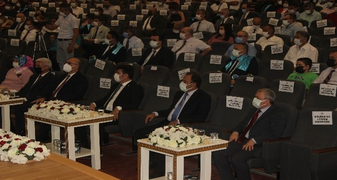 7 Aralık Üniversitesinde akademisyenler törenle cübbe giydi