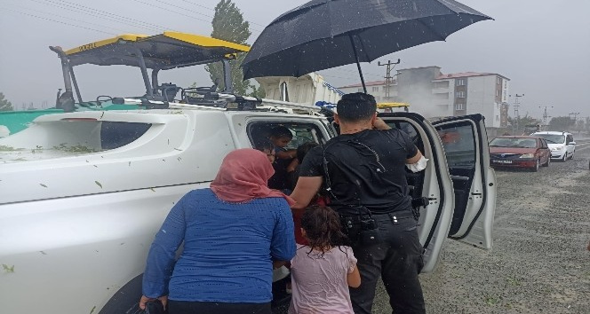 Iğdır’da dolu yağışı kenti beyaza bürüdü