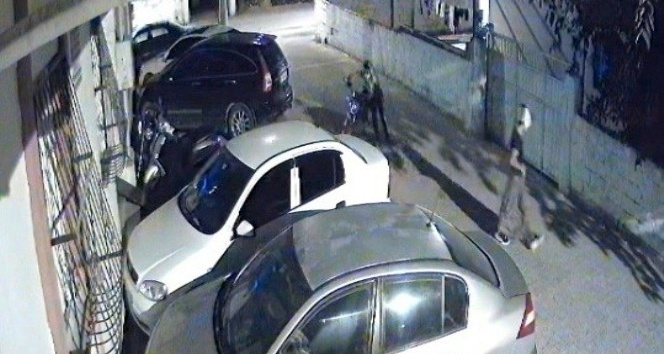 Tanınmamak için etek giydi eşarp taktı, motosiklet çaldı