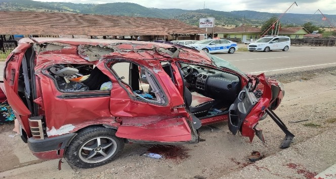 Amasya’da hafif ticari araç tırla çarpıştı: 2 ölü, 3 yaralı