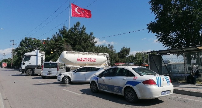 3 araç birbirine girdi, 11 yaşındaki çocuk yaralandı