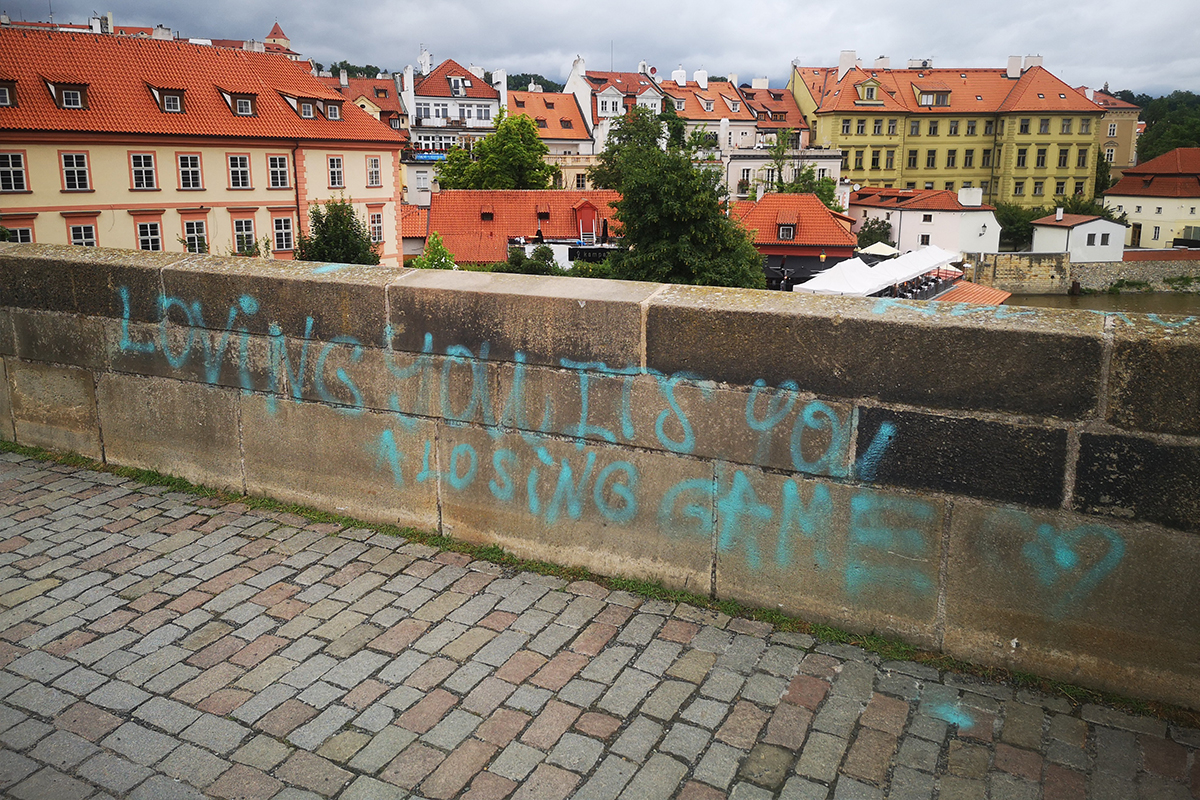 Prag&#039;ın simgesi Karl Köprüsü’ne sprey boyalı saldırı