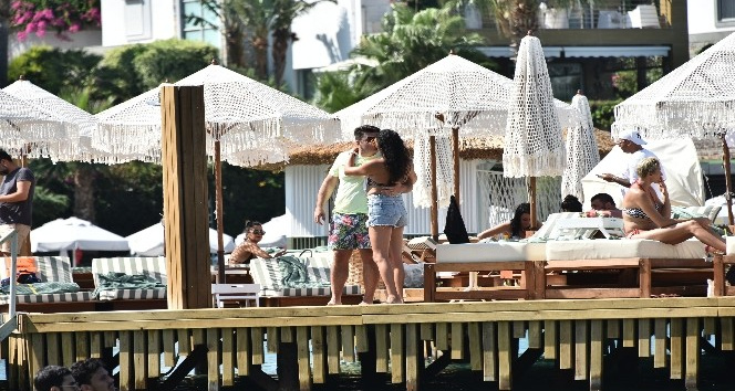 Şampiyonlar birbirlerini öpücük yağmuruna tuttu