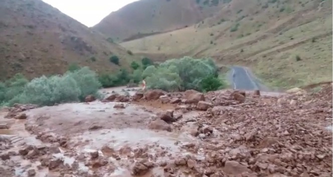 Heyelan nedeniyle kapanan yol ekiplerin çalışmasıyla yeniden açıldı