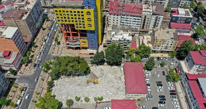 Şehir meydanı için eski adliye binası yıkıldı, sıra ’dünyanın en saçma binası’nda