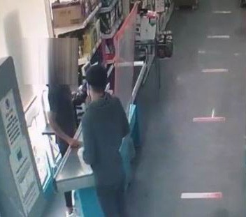 Kahraman kasiyer hırsızlık girişimini engelledi