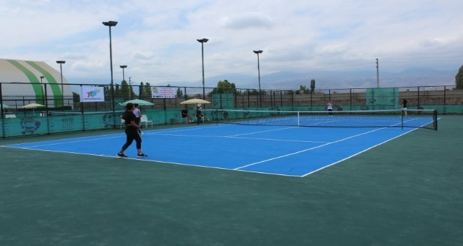 Iğdır’da “Kayısı Cup” tenis turnuvası başladı