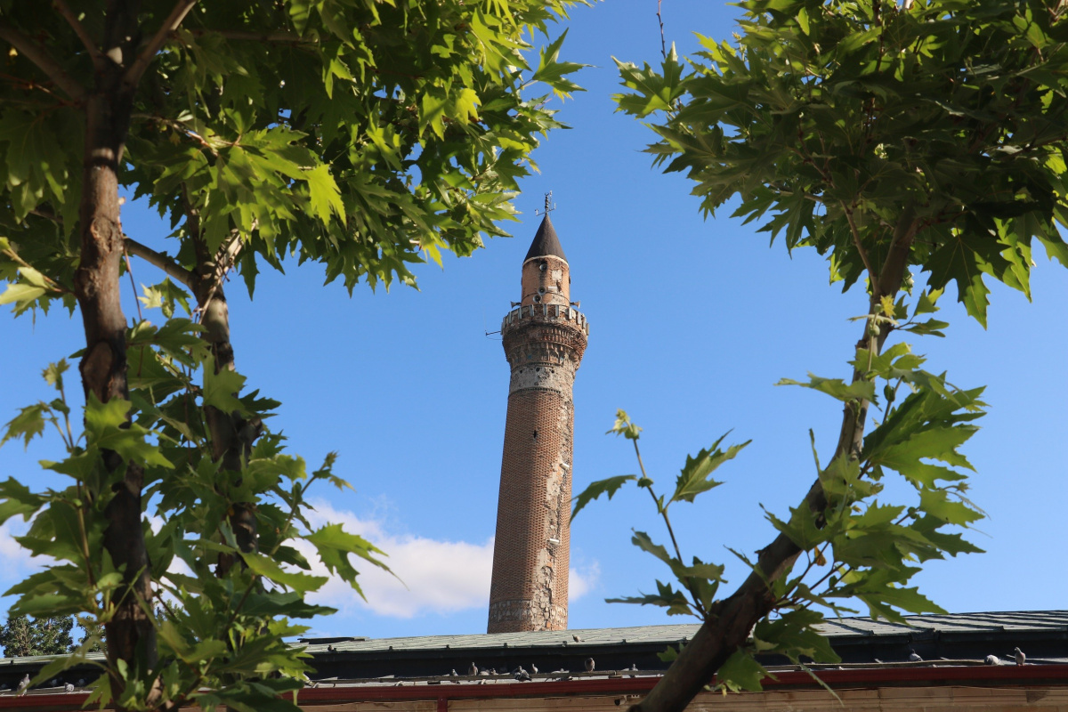 825 yıllık Sivas Ulu Camii&#039;nin restorasyon çalışmalarına eğik minaresinden başlanacak