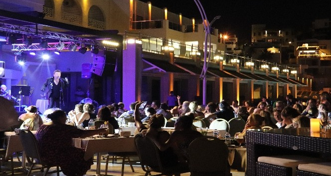 Alkışlar az gelince sahneden inip tekrar geldi