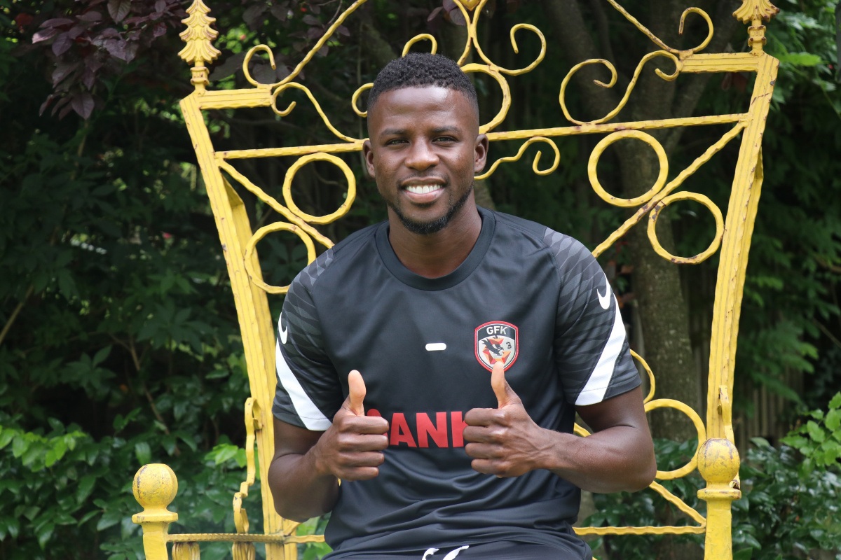 Papy Djilobodji: 'Santrfor bile oynarım'