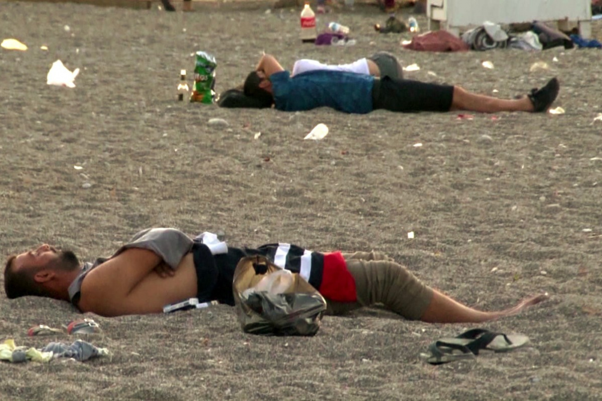 Aşırı sıcakların etkisindeki Antalya&#039;da sahiller açık hava oteline döndü