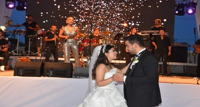 İrem Derici ve Merve Özbey Gönen’de sahne aldı