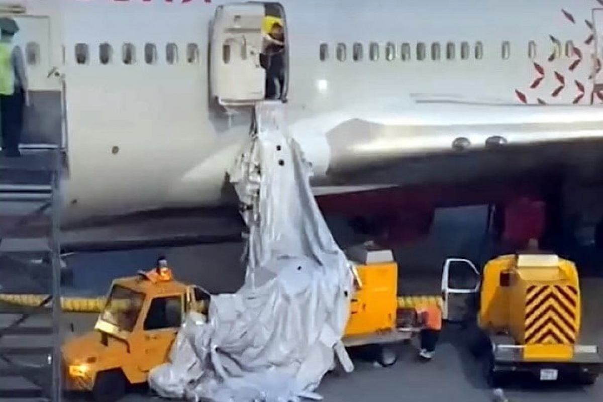 Rusya’da akıl almaz olay: Nefessiz kalan yolcular uçağın acil çıkış kapısını açtı