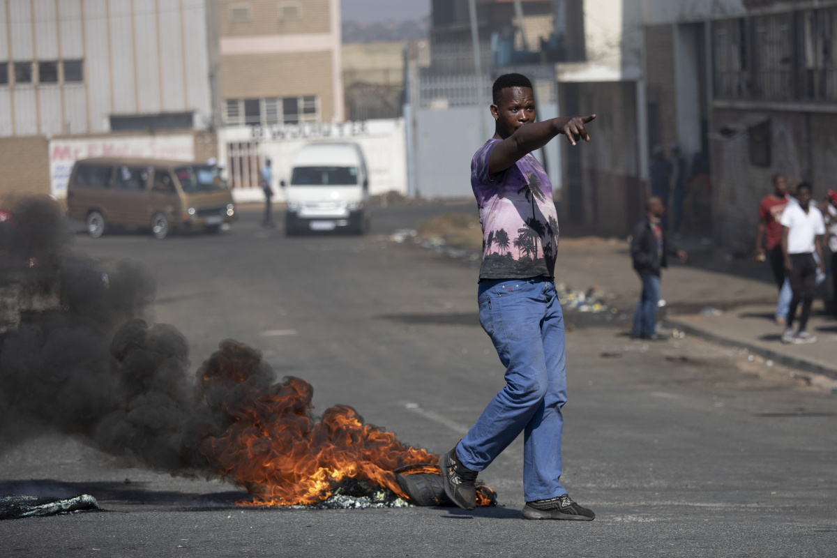 Güney Afrika&#039;da Zuma’nın tutuklanmasının ardından protestolar devam ediyor