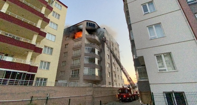Niğde’deki ev yangınında faciadan dönüldü: 10 kişi hastaneye kaldırıldı
