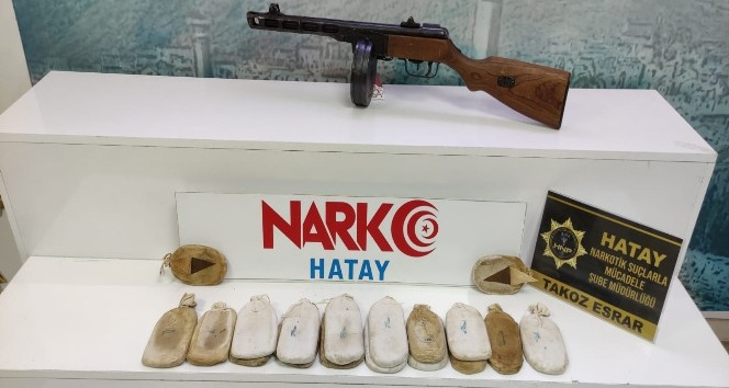 Hatay’da Thompson silah ve 3 kilo esrar ele geçirildi