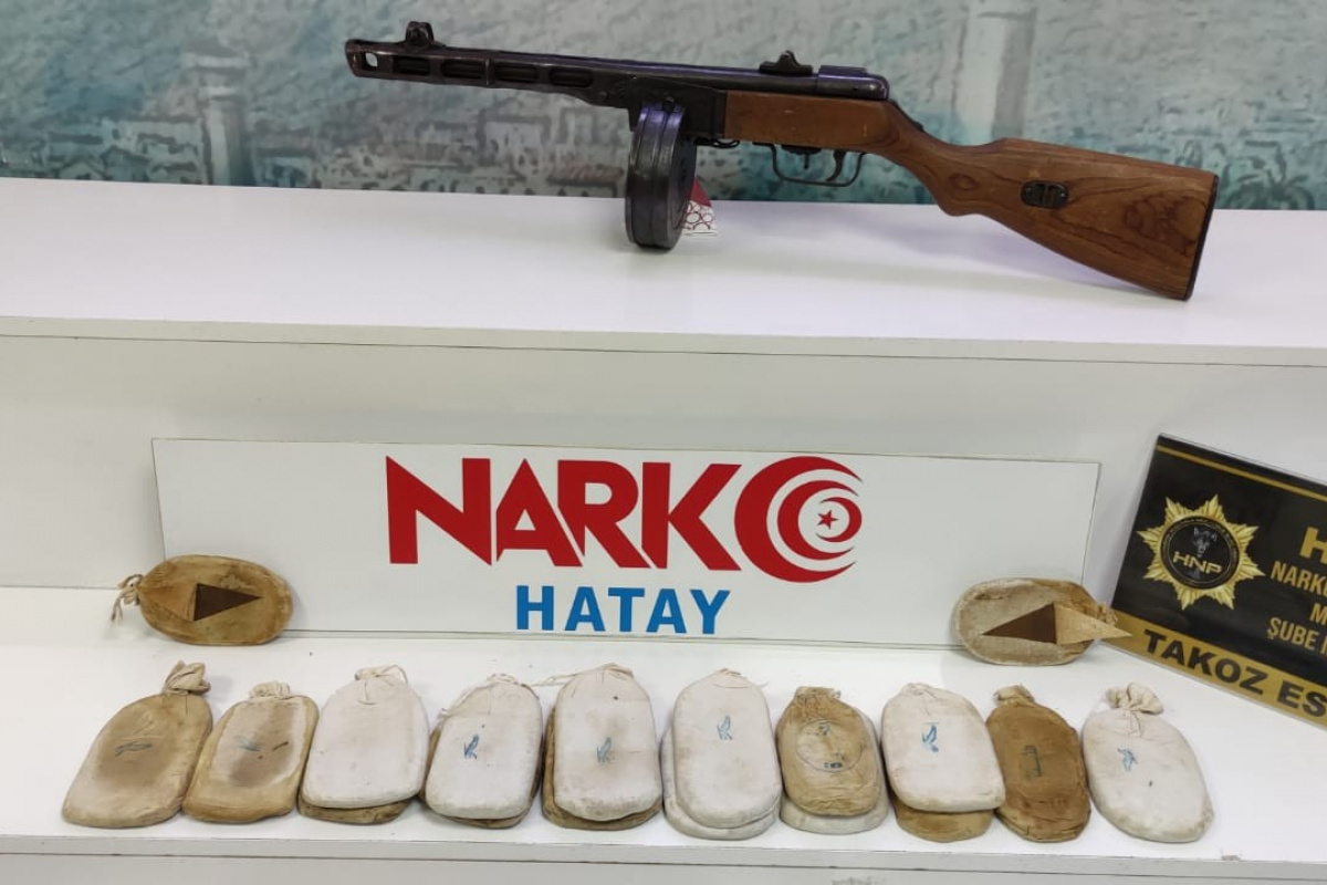 Hatay’da Thompson silah ve 3 kilo esrar ele geçirildi