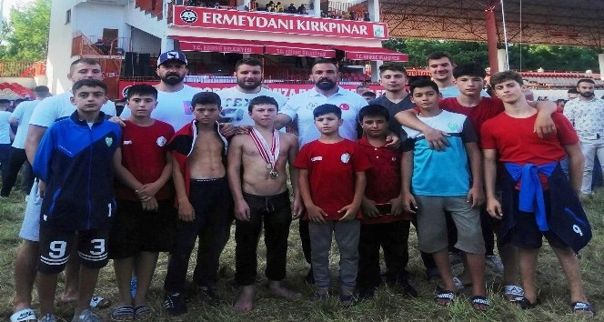 Altınovalı pehlivanlardan örnek mücadele