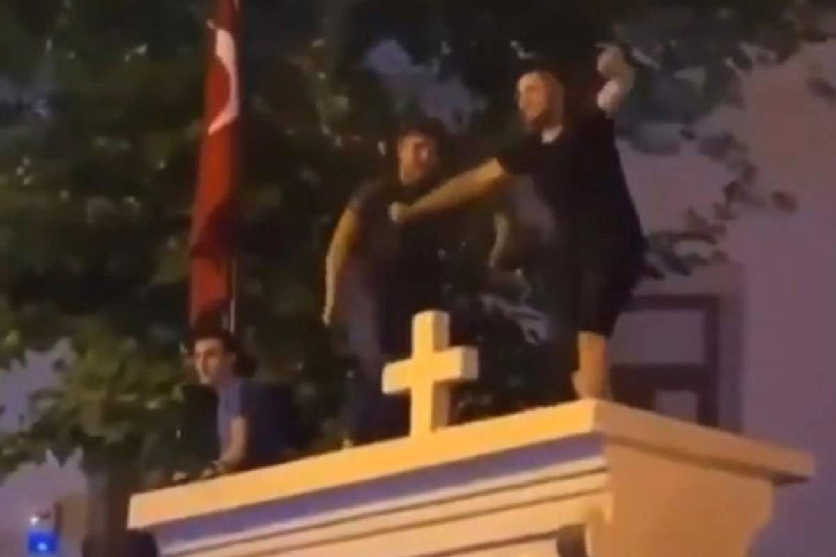 Kadıköyde kilise duvarında dans eden 3 şüpheli gözaltına alındı
