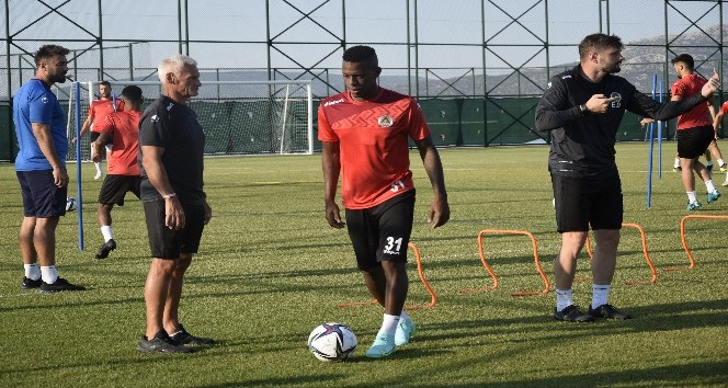 Cristian Borja: "Umarım elimden geleni yapıp Alanyaspor’u iyi yerlere taşırım"