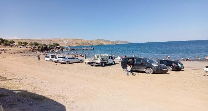 Bitlis’te vatandaşlar Van Gölü’ne akın etti
