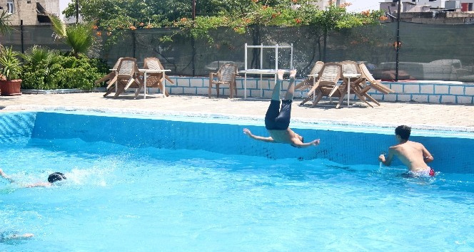 Sıcaktan bunulan çocuklar havuzlara koştu