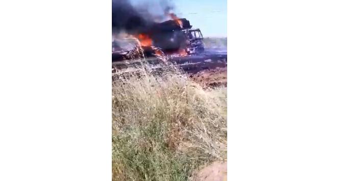 Balya yüklü kamyondaki yangın tarlayı da kül etti
