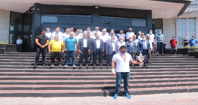 Kırkpınar ikincisi Koç, davul zurna ile karşılandı