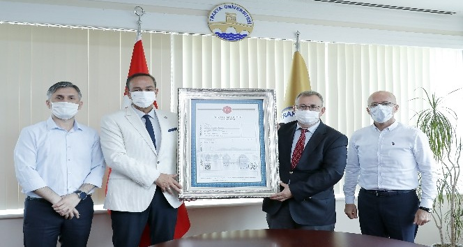 Sloganı “Geleceğe Köprü” olan üniversiteye Meriç Köprüsü tapu senedi bulunan tablo hediye edildi
