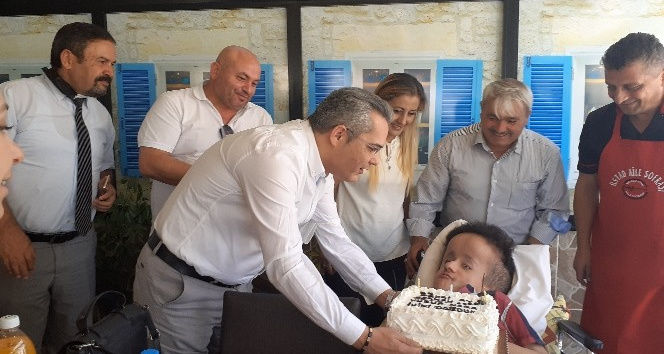 Hidrosefali hastası Berkay’a sürpriz doğum günü kutlaması