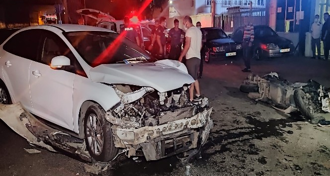 Gaziosmanpaşa’da otomobil ile motosiklet çarpıştı: 1’i ağır 2 kişi yaralandı