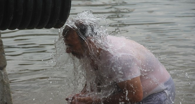 (Özel) Sıcaktan bunalan Erzincanlılar Ekşisu’ya akın ediyor