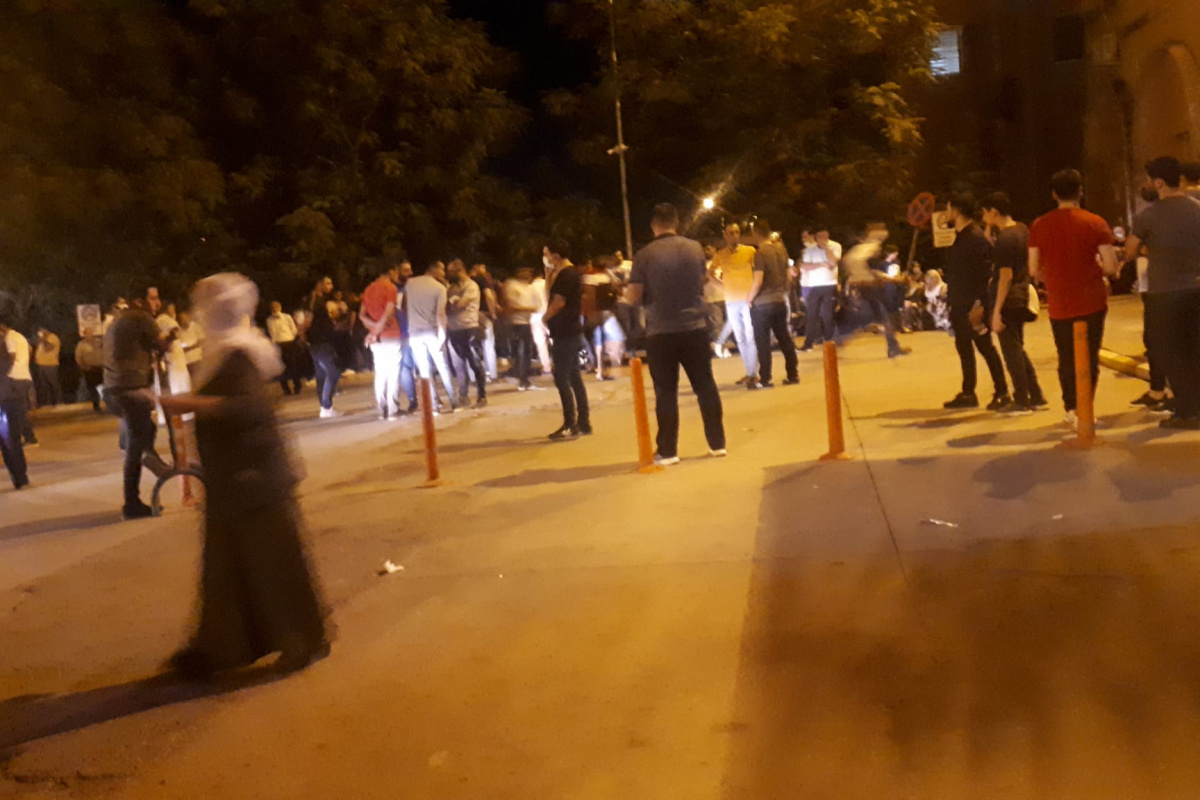 Çocuklarının kavgasını duyan kadın yolun karşısına geçmeye çalışırken canından oldu