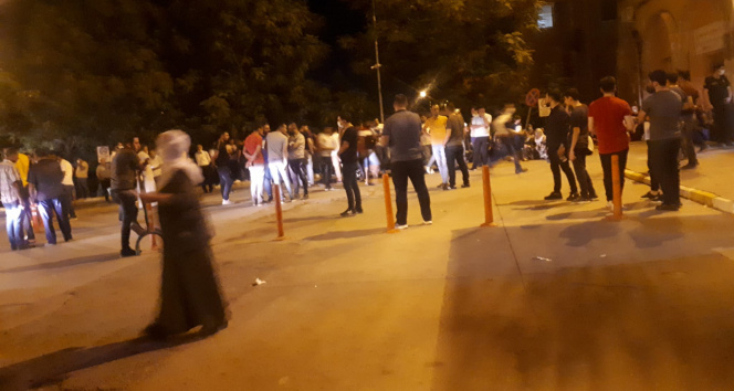 Yolun karşısına geçmeye çalışan yaşlı adamın ölümden döndüğü anlar kamerada