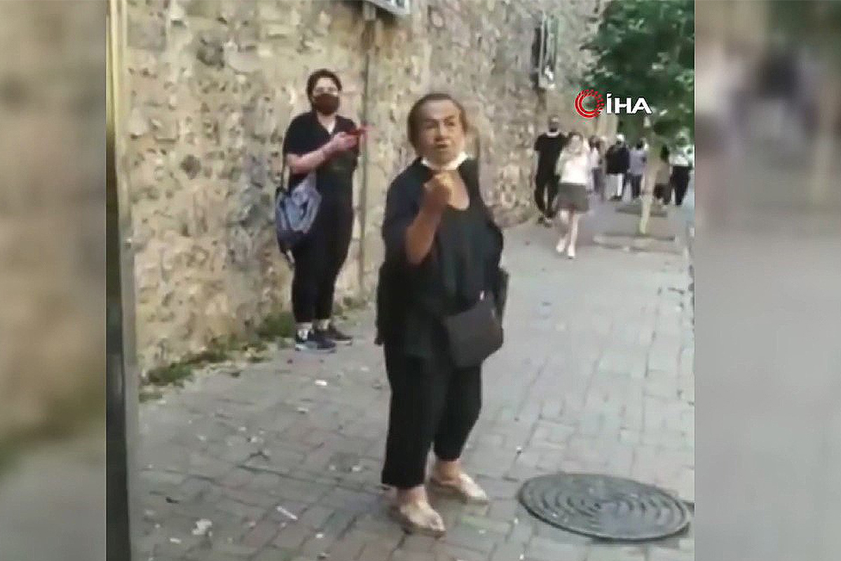 Beşiktaş&#039;ta yolda yürüyen başörtülü kadınlara hakaret