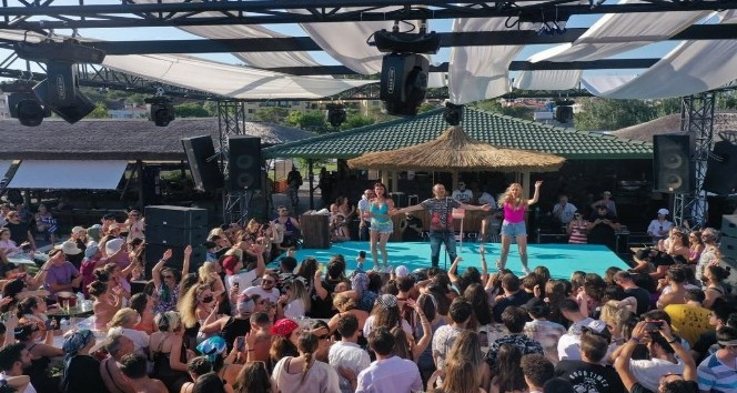 Serdar Ortaç konseri korona virüsü unutturdu