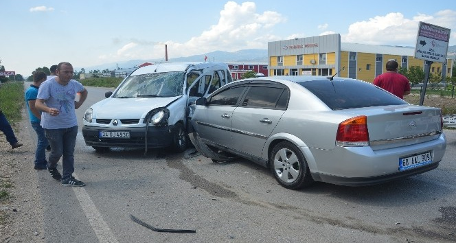 Otomobil ile hafif ticari araç çarpıştı: 3 yaralı