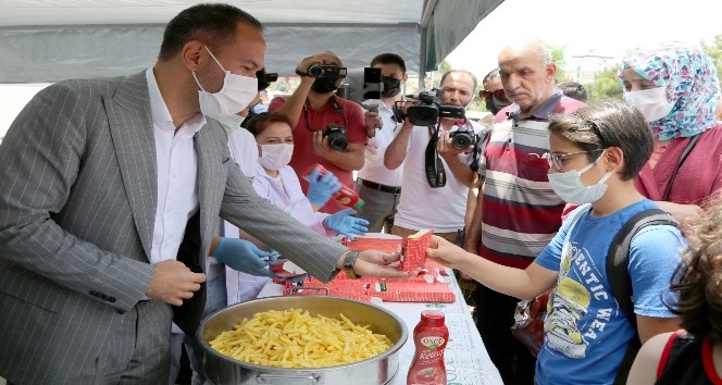 Patatesi ile meşhur Niğde’de vatandaşlara patates kızartması dağıtıldı