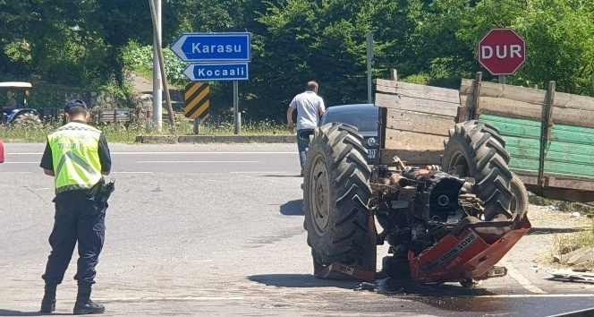 Otomobil ile çarpışan traktör ikiye ayrıldı: 1 yaralı
