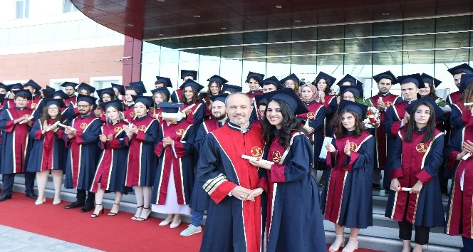 Çiçeği burnundaki diş hekimleri mezuniyet belgelerini babalarının elinden aldı